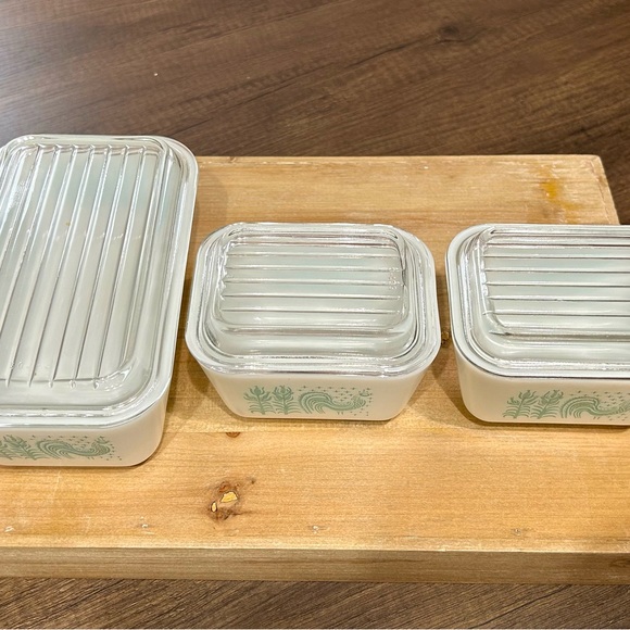 Complete Vintage Pyrex Amish Butterprint Fridgies set. - Picture 4 of 9